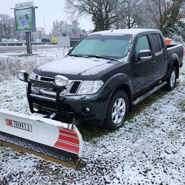 Fahrzeug mit Schneepflug für den Winterdienst